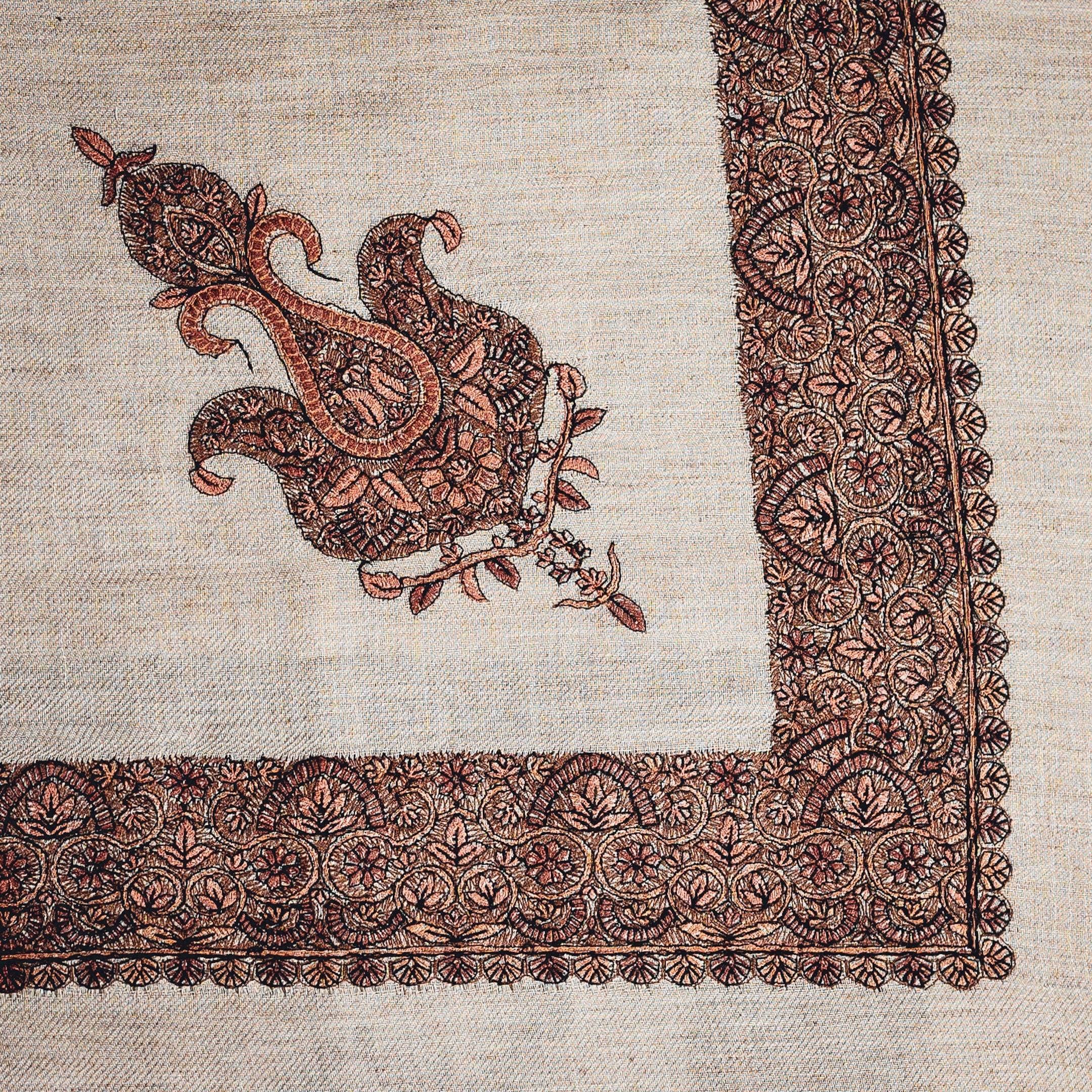 شال مطرز بيج غامق