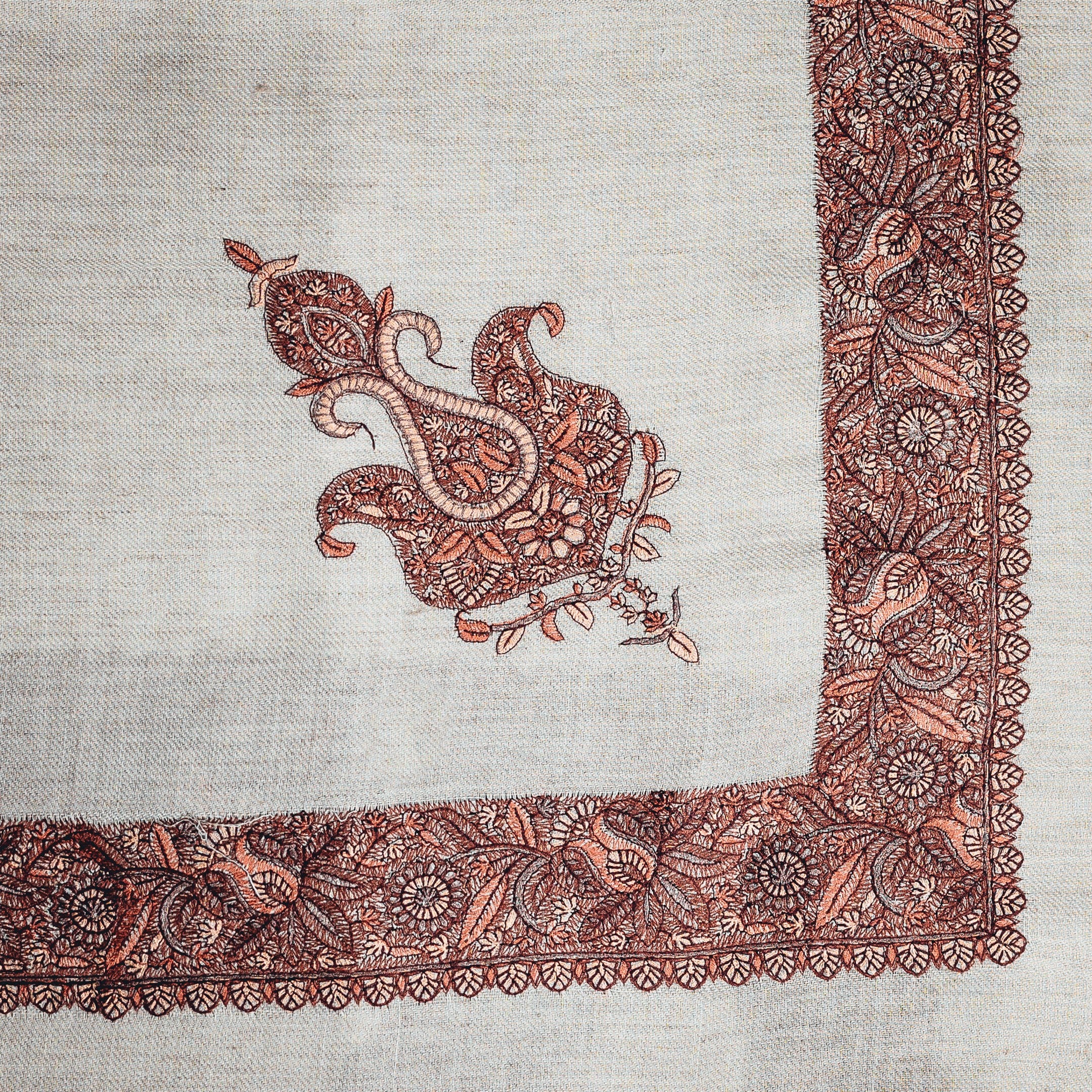 شال مطرز بيج فاتح