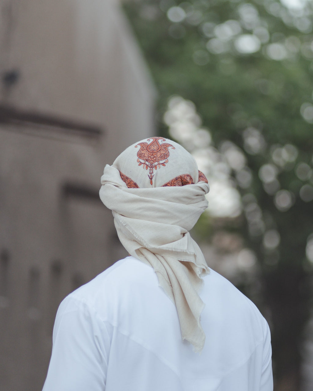 شال مطرز بيج غامق