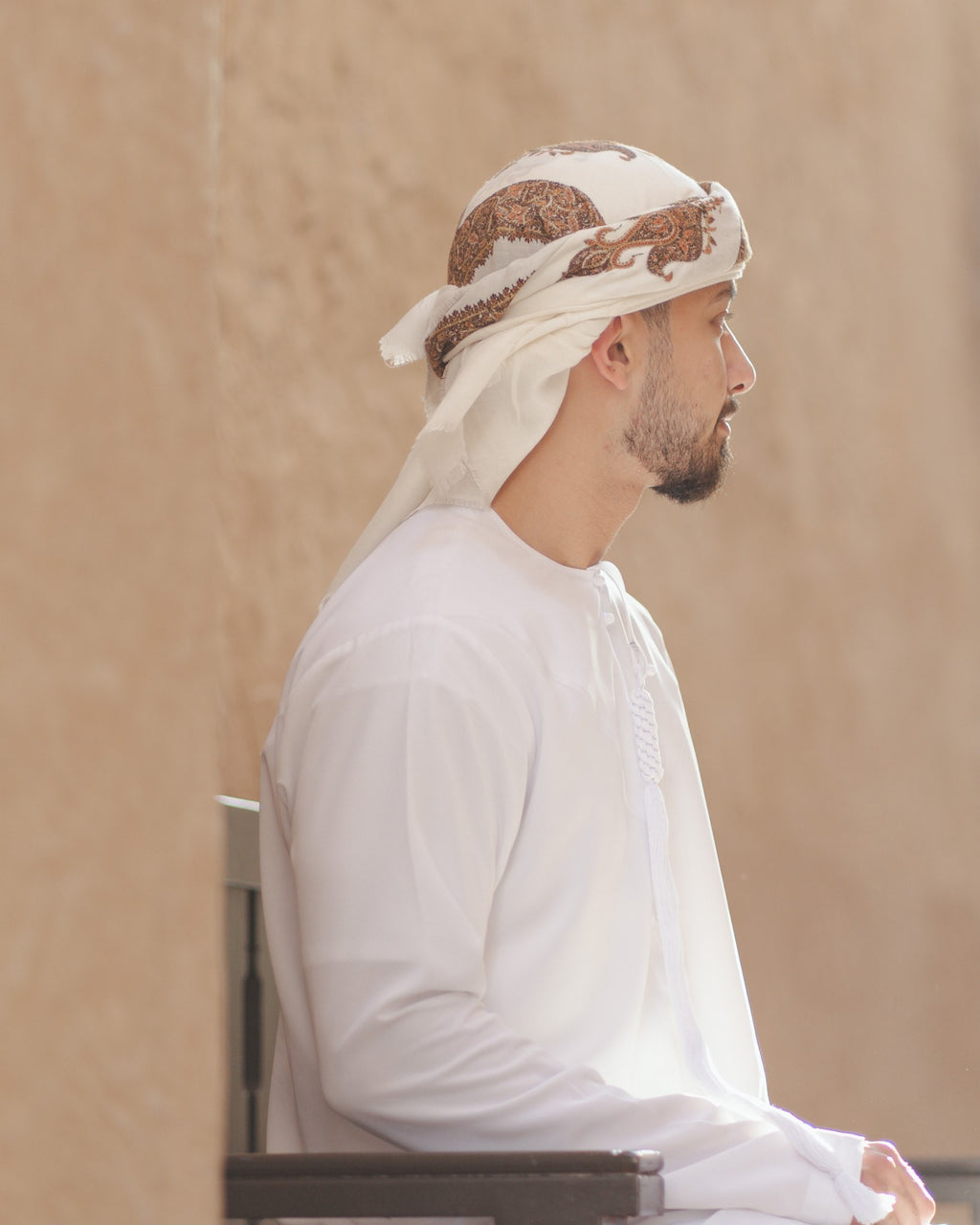 شال مطرز كريمي (حليبي)