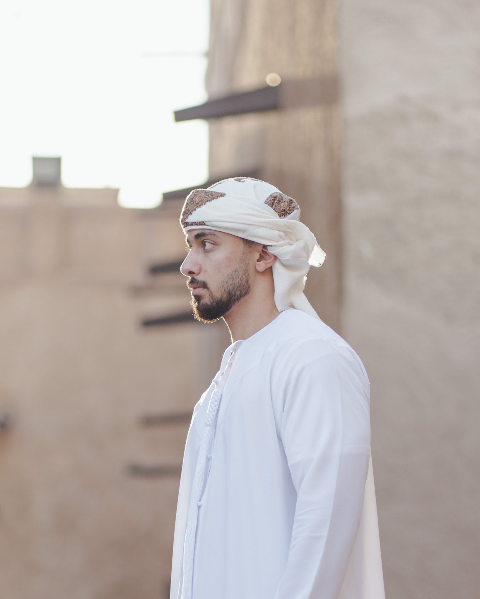 شال مطرز أبيض