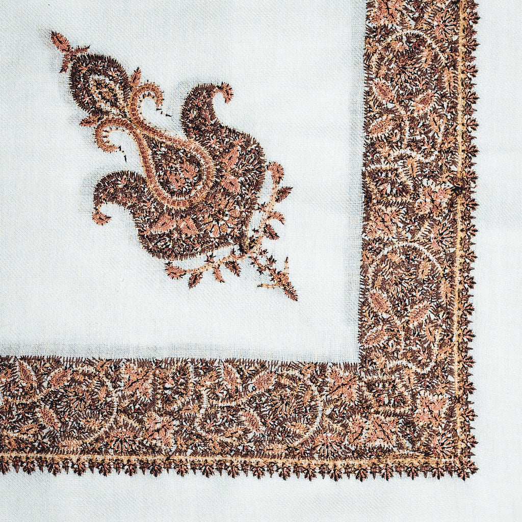 شال مطرز أبيض