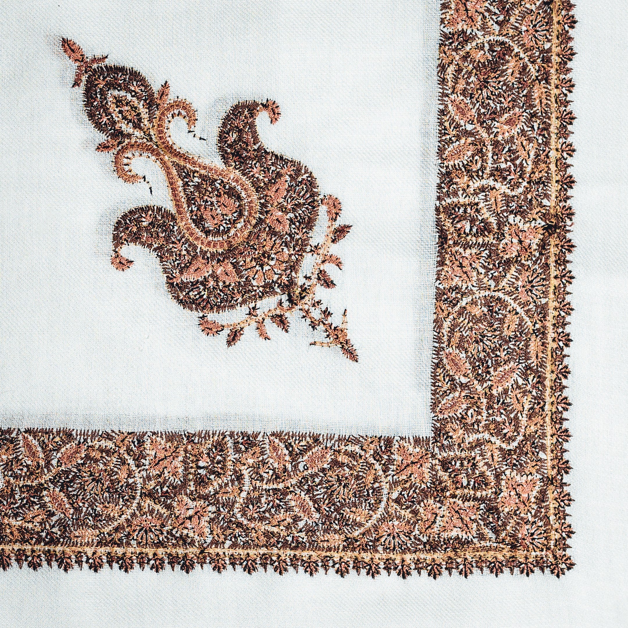 شال مطرز أبيض